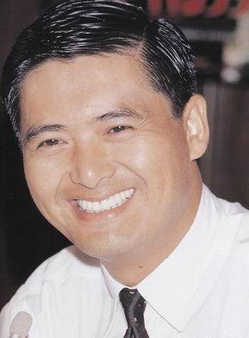 周润发三次下跪郑少秋,感谢当年提携之情,惺惺相惜"伯乐"情_上海滩