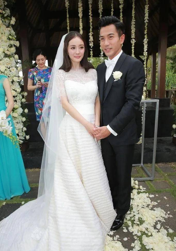 新郎刘恺威和新娘杨幂给父母改口费,结婚以后就叫爸爸妈妈了,正式