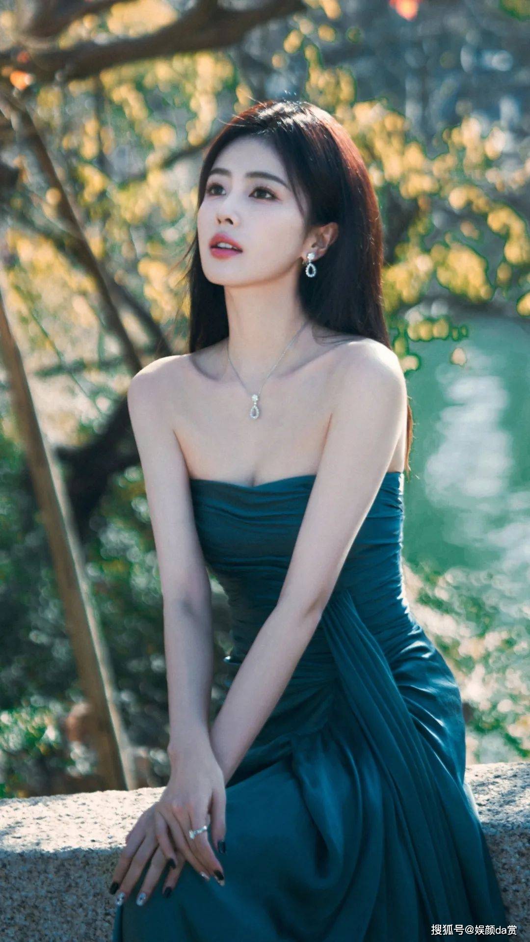 【白鹿写真】墨绿抹胸长裙,丝滑雅致,智族gq moty年度人物盛典_古镇