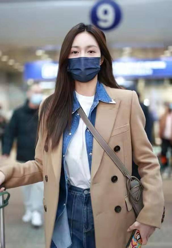 沈梦辰机场露面,被讨喜糖微笑回应,婚礼应该不远了吧_杜海涛_网友