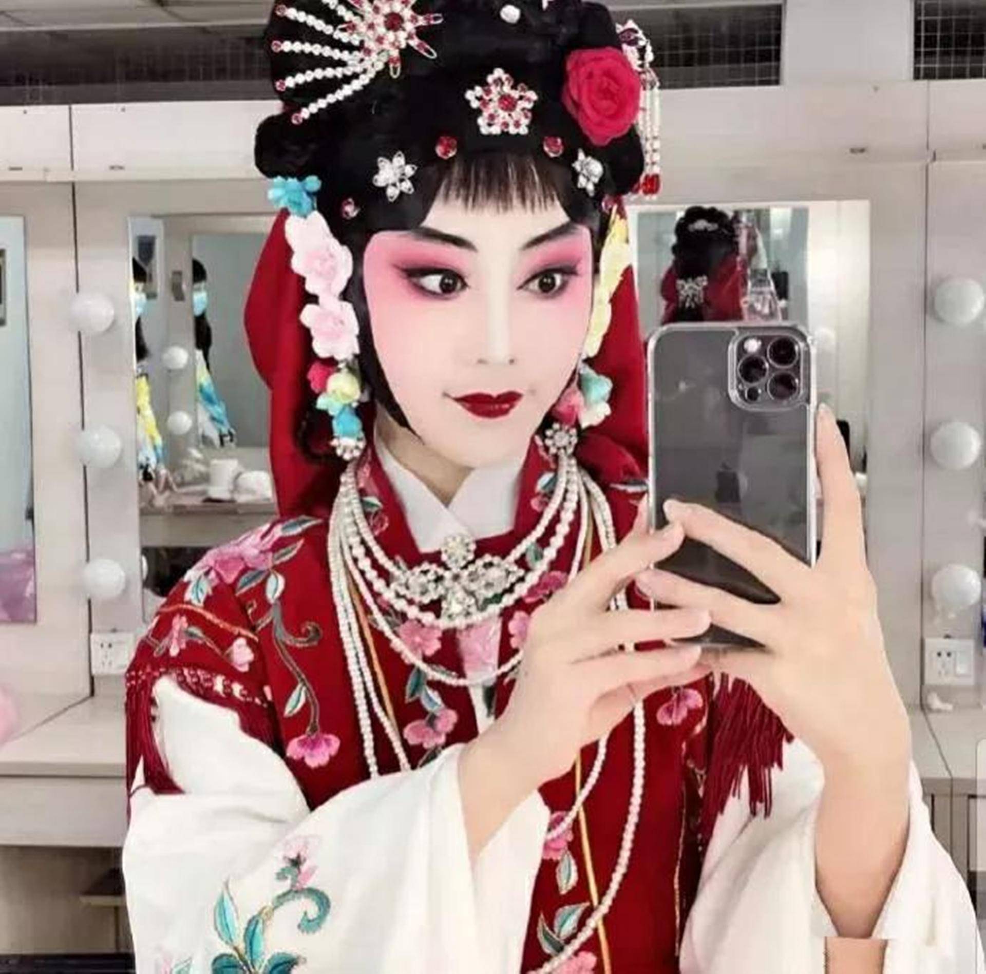 王梦婷毕业于我们戏曲学院,京剧表演艺术家孙毓敏亲传弟子,荀派花旦