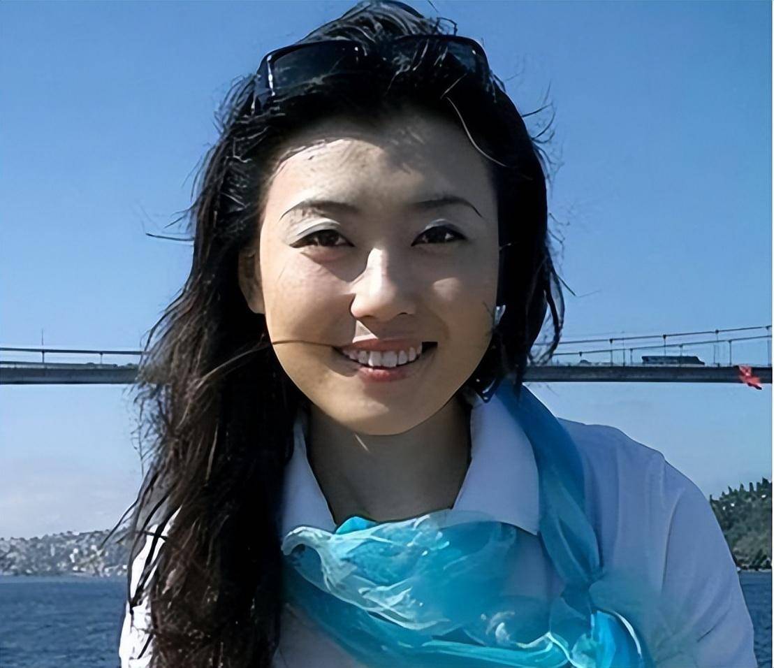 2003年,听闻《海峡两岸》这档节目需要一名新的女主播,除了她之外