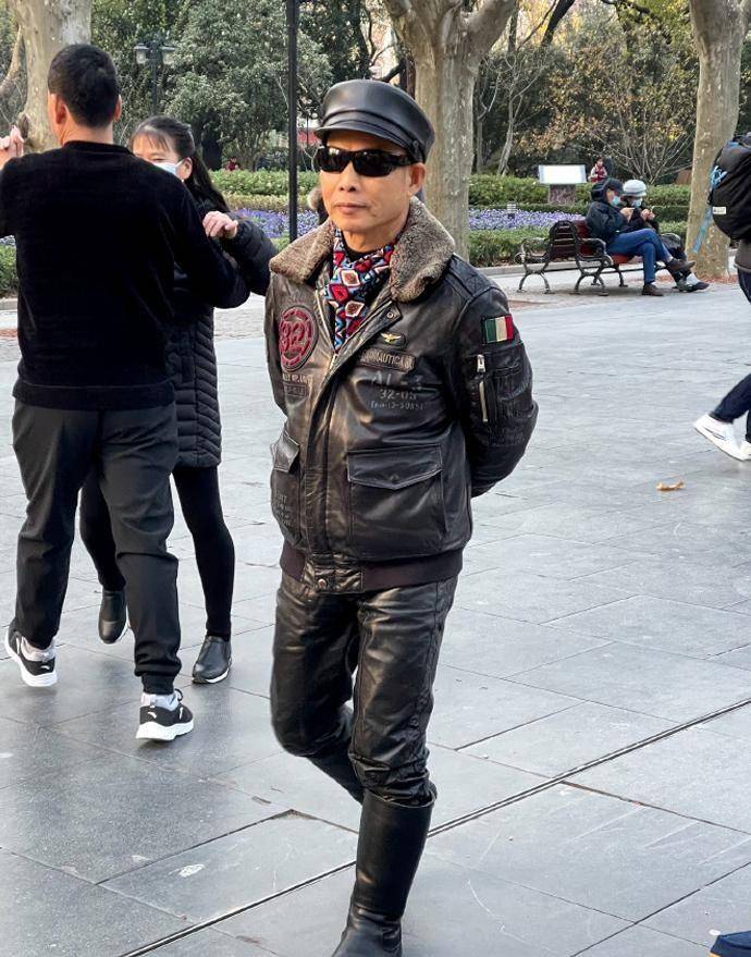 看完上海爷爷穿搭,才发现:头戴帽子,脖系围巾,保暖时髦有格调_时尚