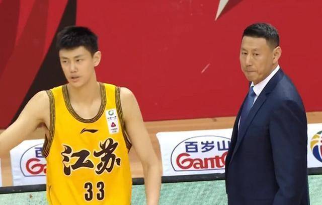 cba父子兵过去几年是屡见不鲜,像以前李春江执教广厦时期,为了给儿子