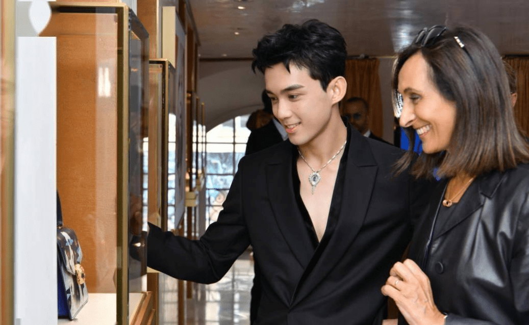 明星在资本面前有多卑微,杨幂被搂腰,张艺谋酒局被推一声不敢吭_吴磊