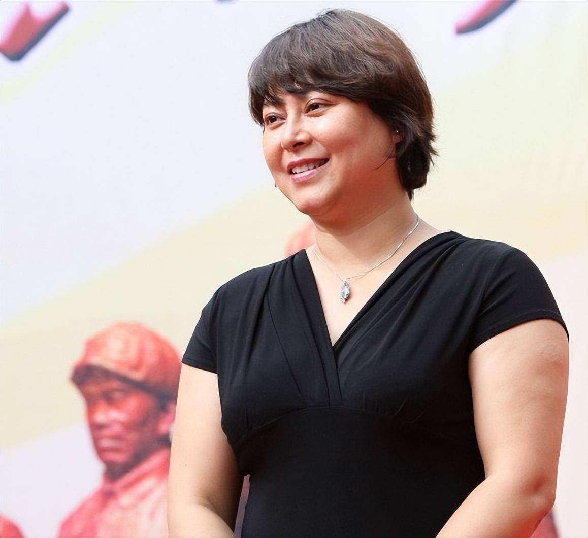 唐国强女儿:7岁时亲妈含恨而终,亲爸扭头二婚,她选择力挺父亲_孙涛