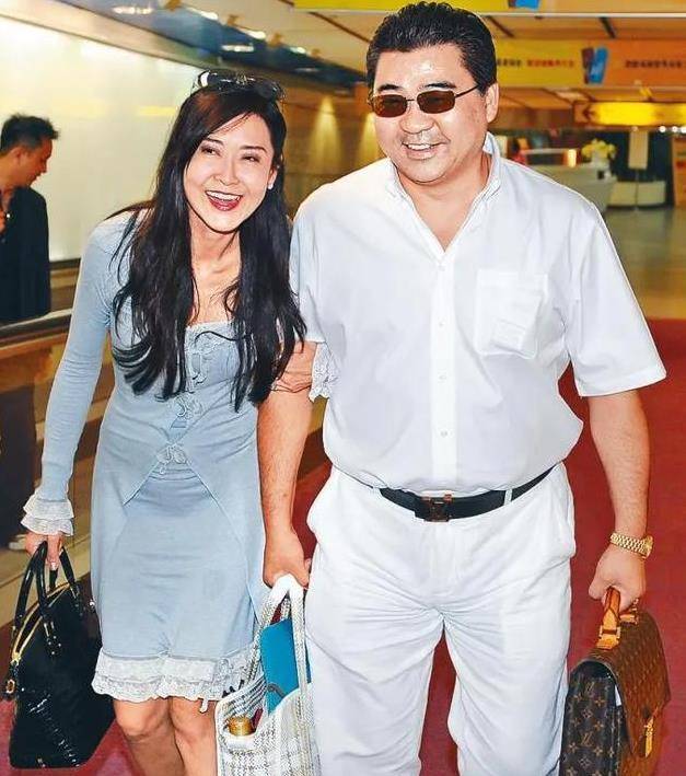 她是香港4大宠儿之一,交6任男友闪婚美籍富豪,老公破产亦淡然_叶玉卿