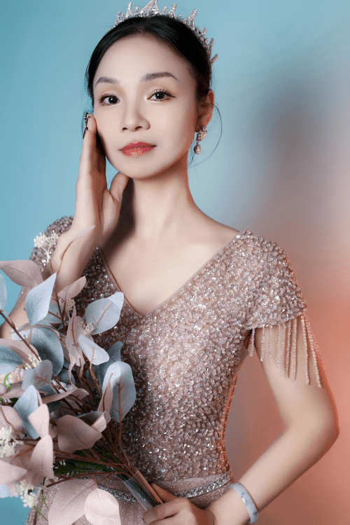 模特王雪娇:优雅性感气质签约新挑战_表演_演艺_广告