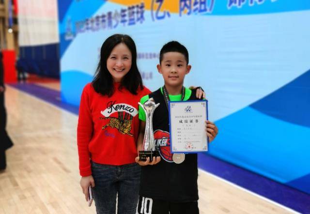 未能够照顾家庭,把老婆孩子留在了北京,所以当年马晨菲的吐槽并不奇怪