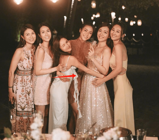 妻子汤洛雯腰身显粗疑怀孕,婚礼排场完胜前任_黄心颖_许志安_本人