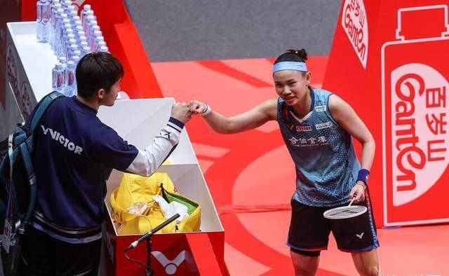中国台北一姐戴资颖赛后与教练庆祝周蜜在2008年赢得世界羽联超级系列