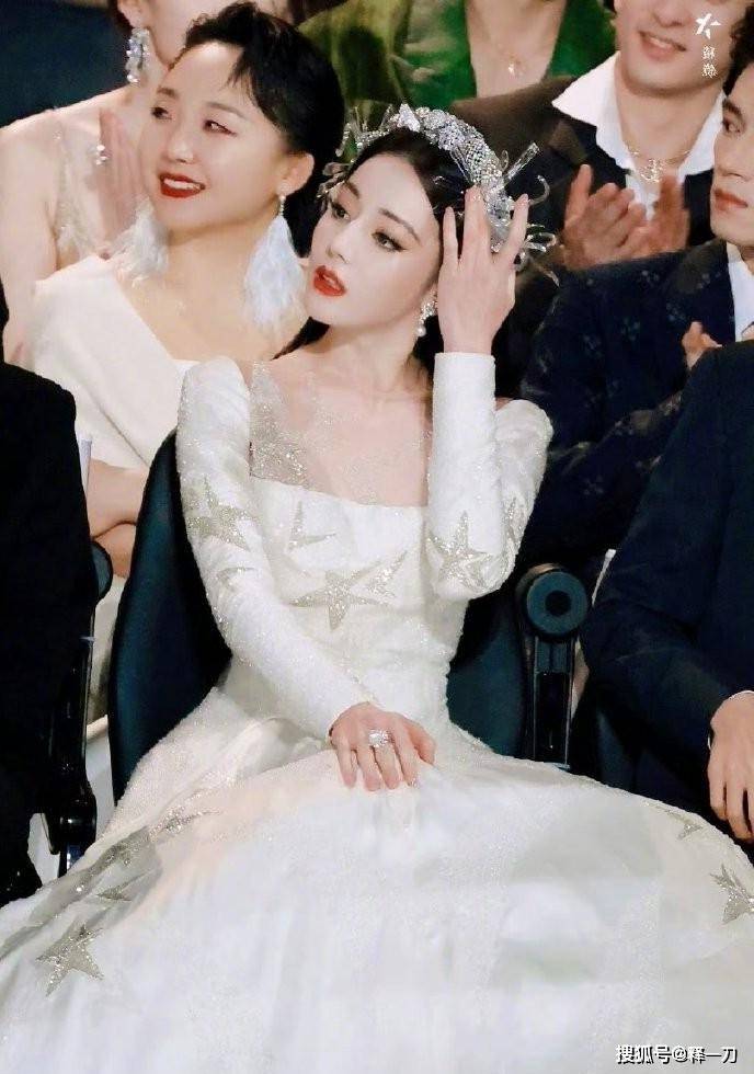 星光大赏,她穿了一件黑色的吊带裙,没有倪妮和钟楚曦那么性感!