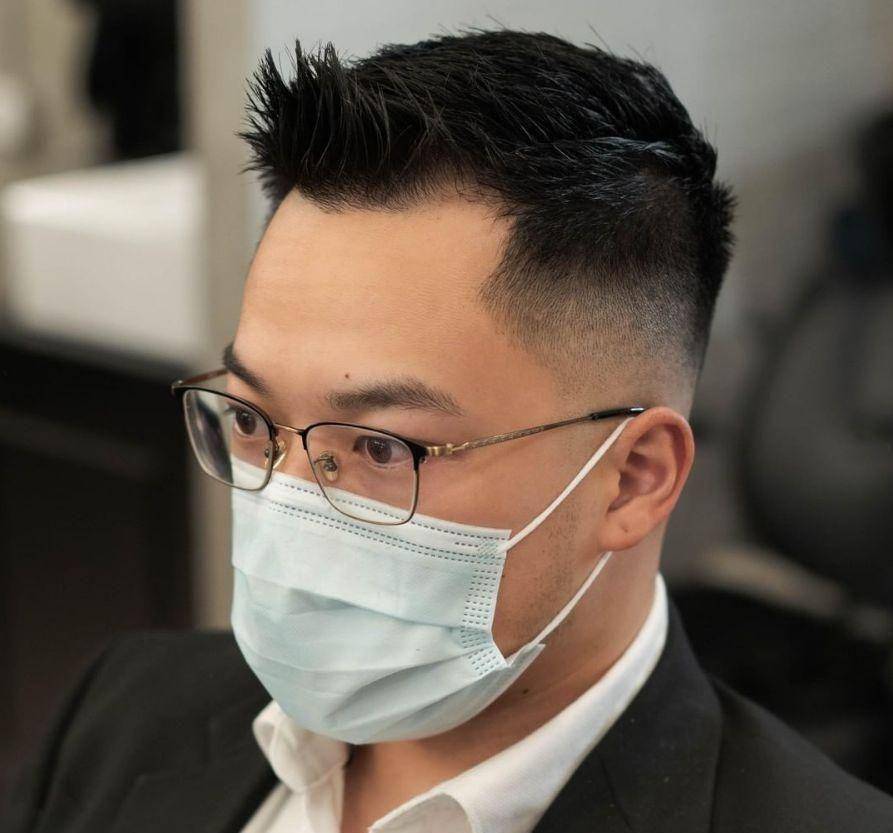 前刘海短发中年男士想要摆脱肥胖,土气的形象,首先要从选择合适的发型