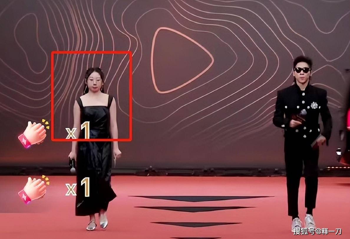 星光大赏,她穿了一件黑色的吊带裙,没有倪妮和钟楚曦那么性感!