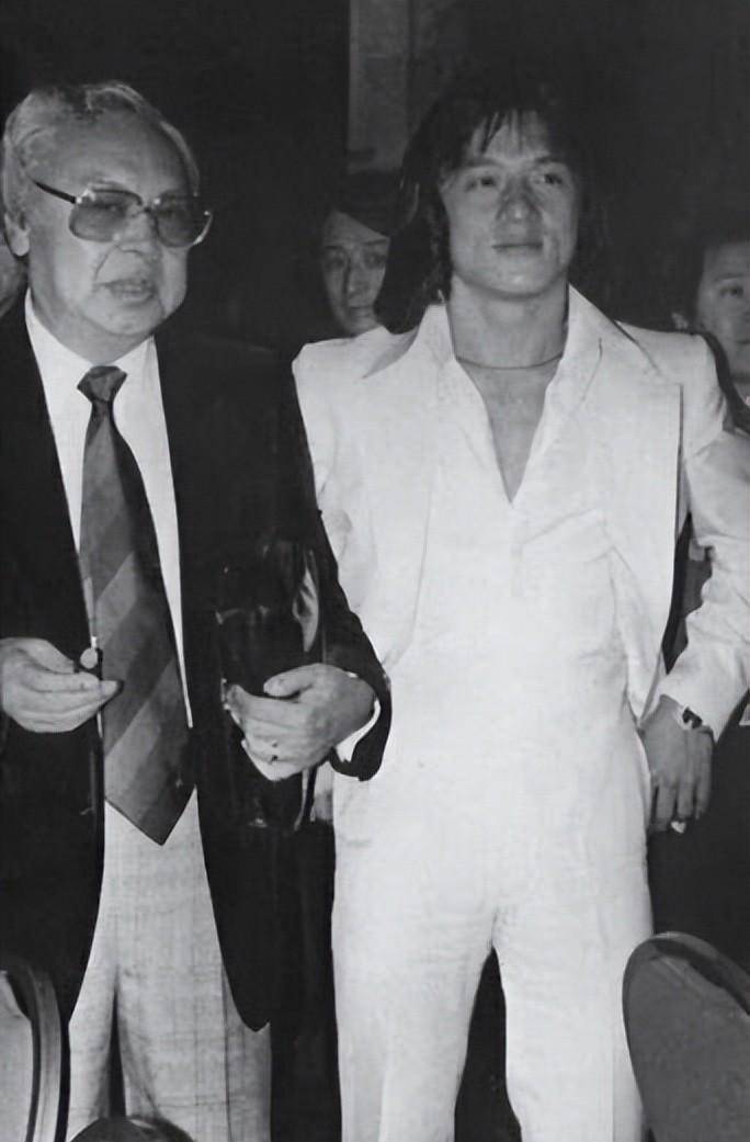 但其实这不怪成龙罗维只懂识人 ,却不懂用人,后来吴思远用几万块的