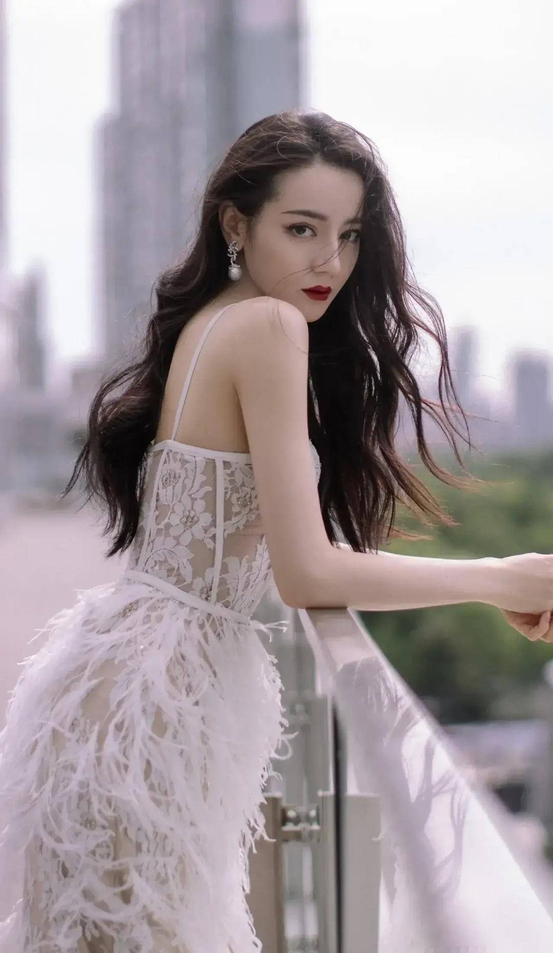 明星写真:迪丽热巴羽毛蕾丝胸衣连衣裙,罕见透视装造型性感妩媚_形象