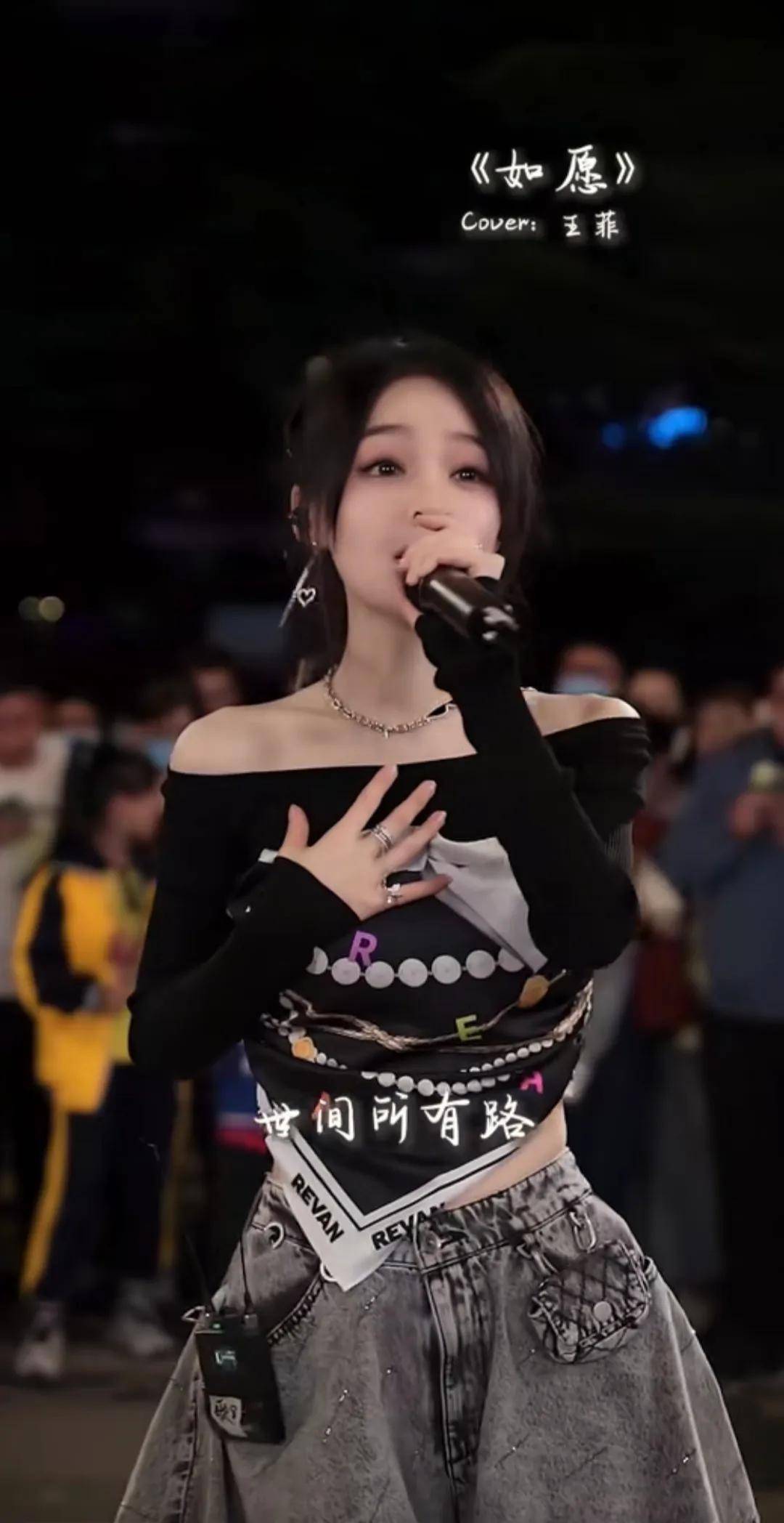 鱼闪闪视频中经常穿露脐装,却因为肚脐较低不常露出,被粉丝戏说为"