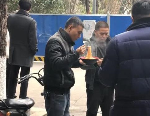 街边发现“板凳面”，一天卖3000碗，想吃得排队，来晚的站着吃！(图5)