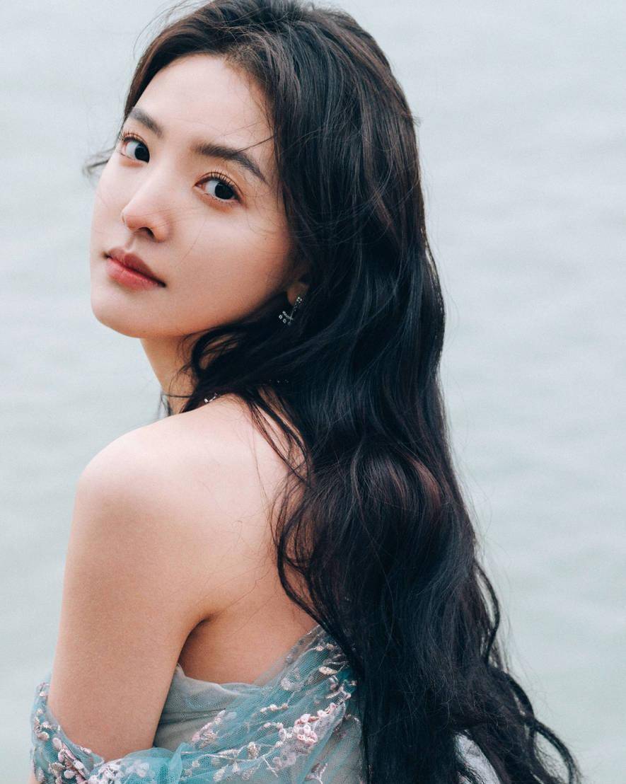 章若楠:黑发妖娆,银裙炫酷,时尚新女王崛起_外表_魅力_银色