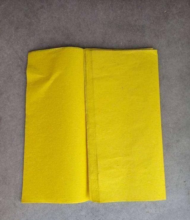 还有一种方法就是用黄表纸或白纸盖在死者的脸上.