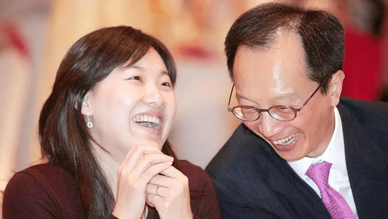 "跳水皇后"伏明霞近况:71岁老公身价百亿,19岁女儿美若天仙_梁锦松