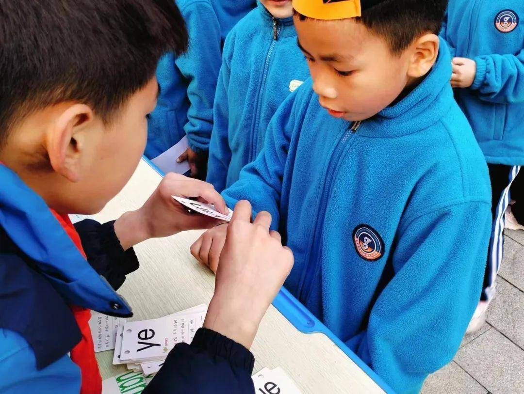 孩子们迎接挑战,在"拼音分分分"环节成为了最棒的邮递员.