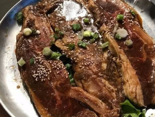 豬肉的每一個部位都能做成美食,像豬蹄,裡脊肉,排骨肉,五花肉,梅花肉