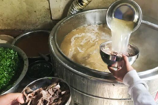 驴肉汤馆每天卖出3头驴，一锅老汤用了20年，日入两万生意忙(图4)