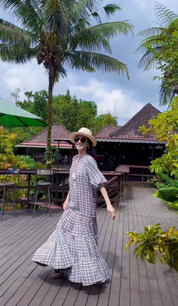 张庭的儿子长高了不少,与妈妈的身高几乎不相上下