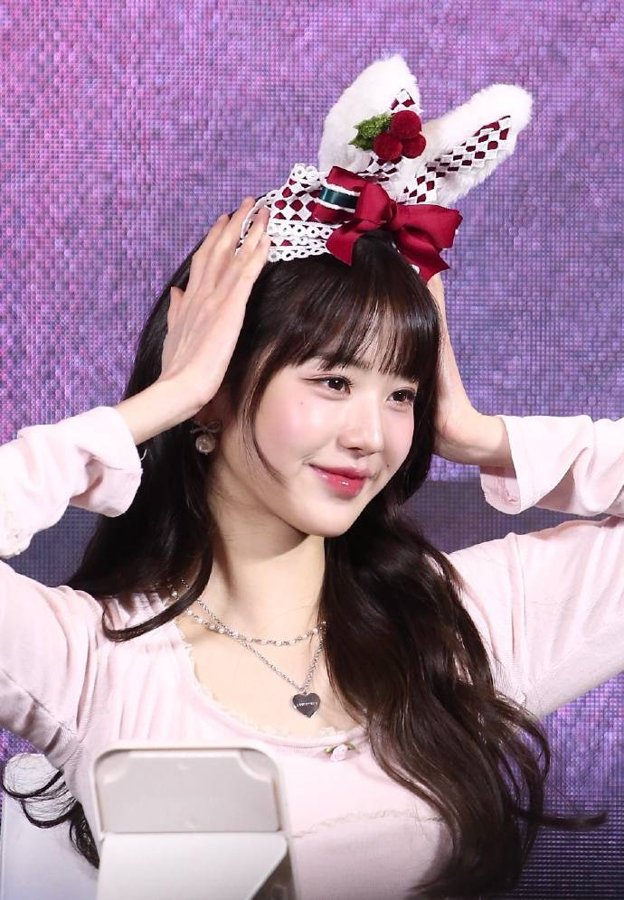 张元英头戴兔子耳朵俏皮可爱 双手比花五官美艳搜狐大视野搜狐新闻