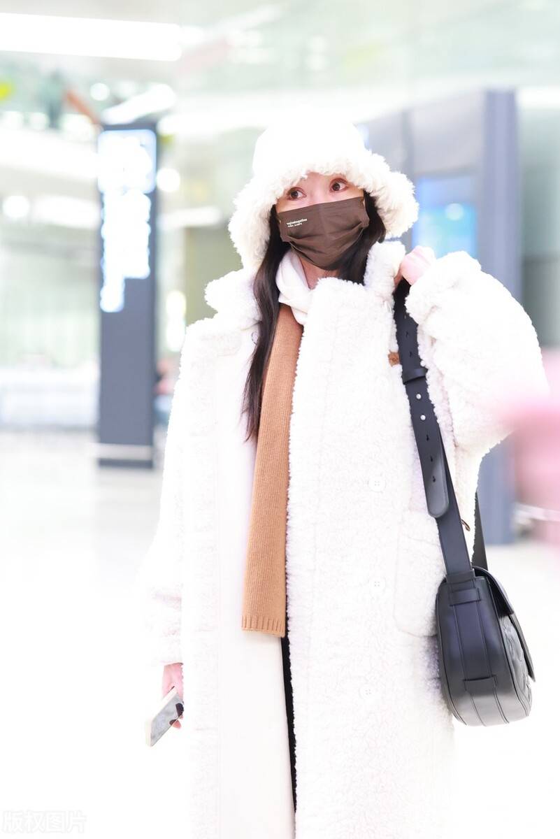 43岁柳岩走机场,穿毛绒大衣戴渔夫帽包裹严实,甜美减龄像小女生_外套