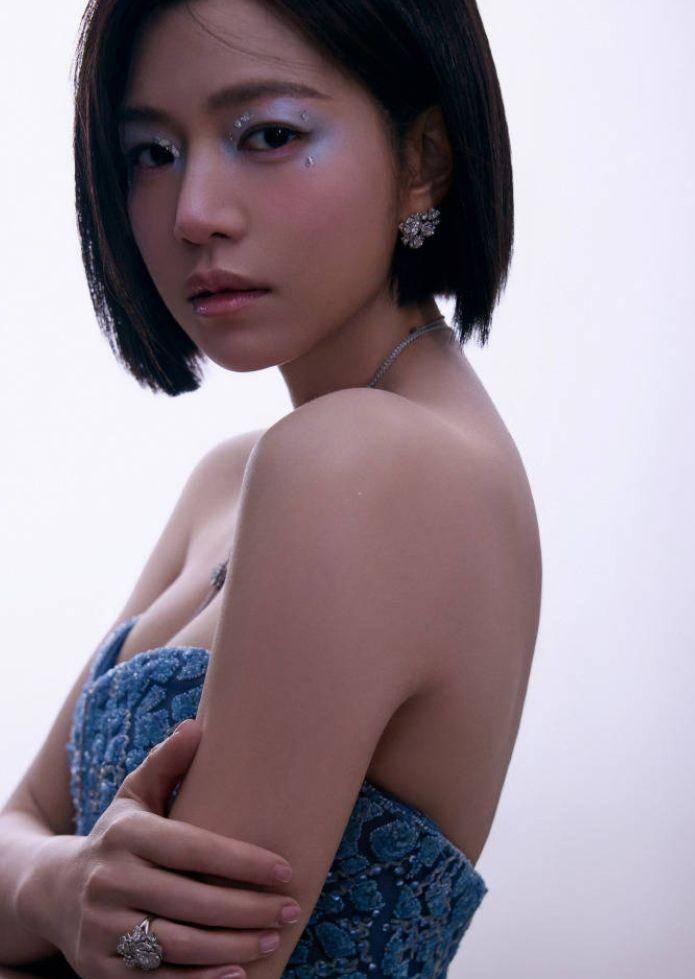及耳的短发一直是陈妍希的标志性发型,而她在这次活动中的造型更是