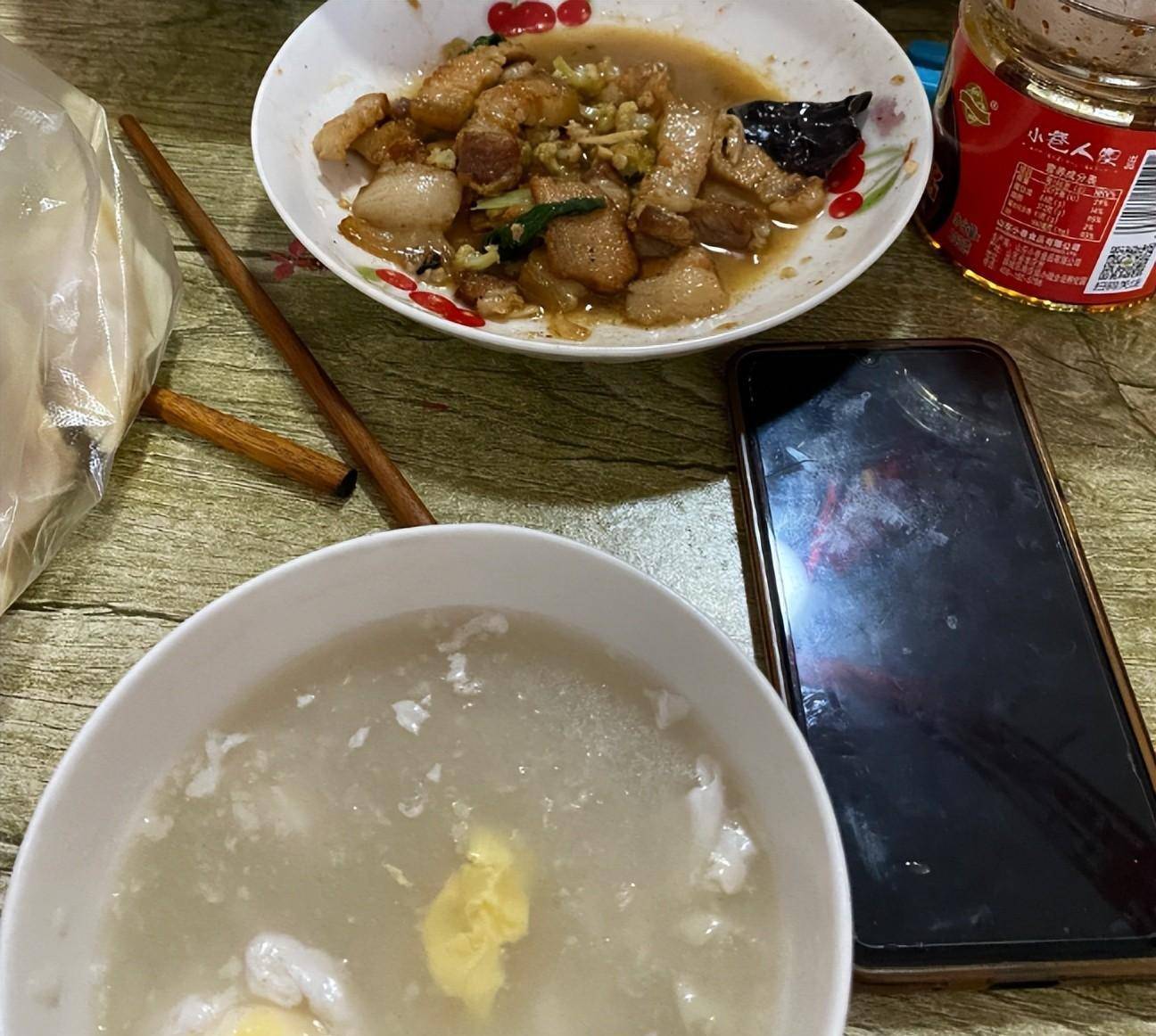 廣東女子遠嫁北方,曬婆婆和親媽做的飯,網友:沒對比