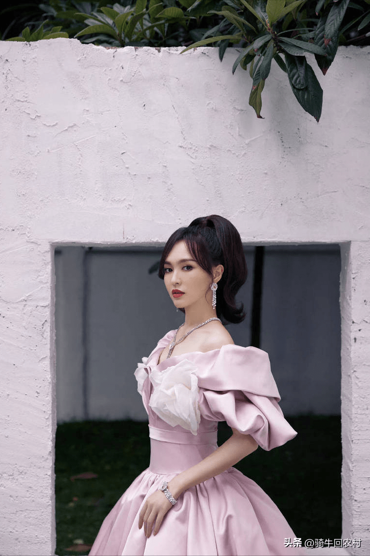 时尚芭莎年度派对群星璀璨 唐嫣迪丽热巴等造型惊艳_散发出_魅力_舞台