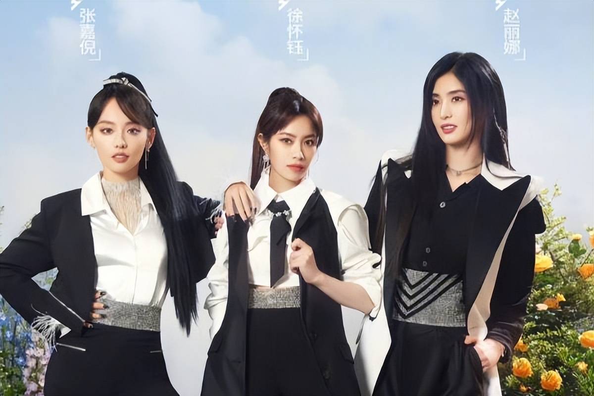 中国女足美女赵丽娜再获奖项,穿皮衣露腹肌英姿飒爽,风华绝代!