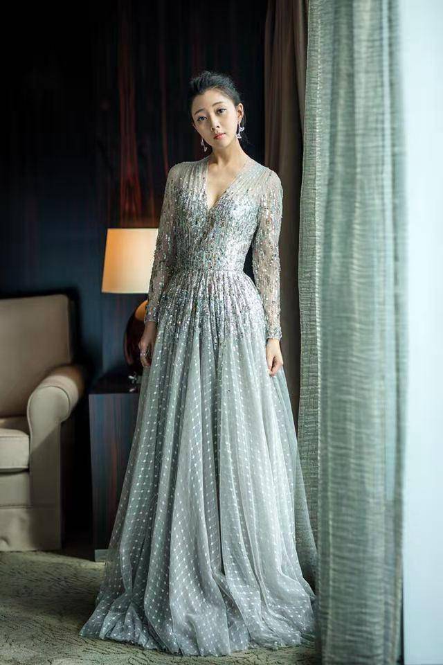 浙江杭州人,五十的人了,两年前在《小男子》中饰演大龄未婚女"姚澜"