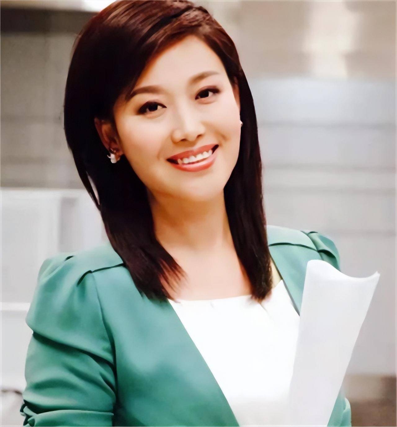 电视主持人郑丽近照,她长相出色,端庄秀丽,有一流的播音功底!