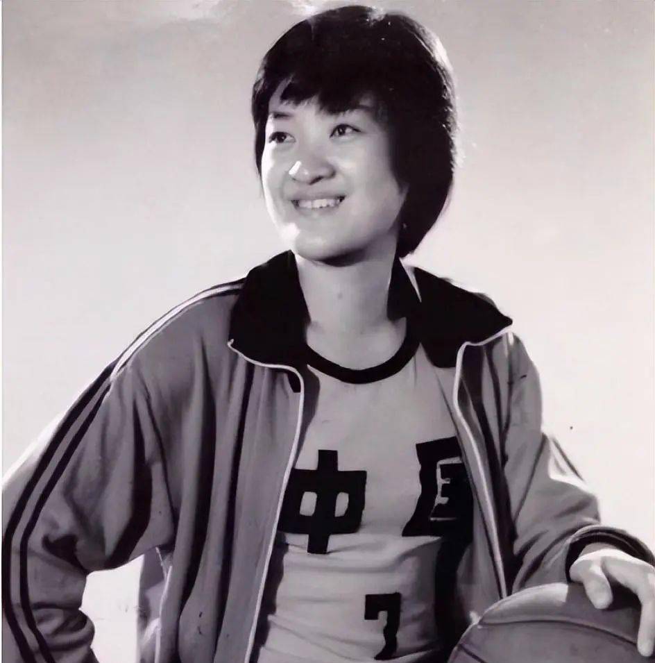 女篮"三朝奥运元老"柳青:退役后嫁篮球帅哥,女儿也是女篮国手_中国