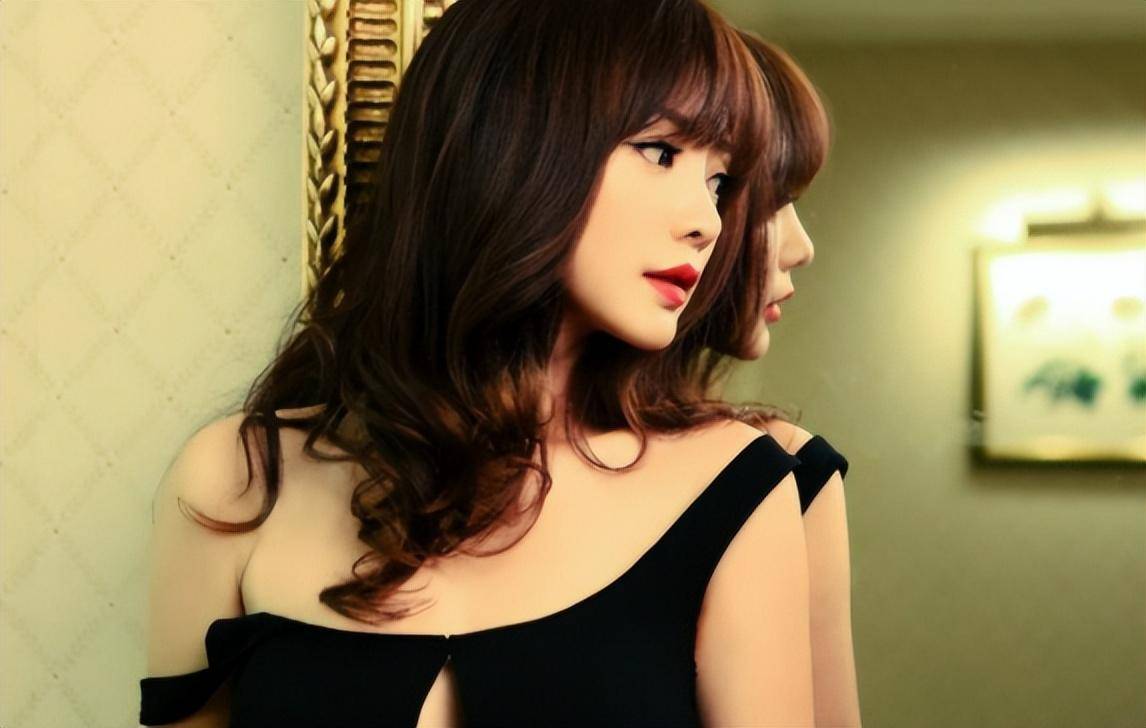 2008年,柳岩被邀请到《男人装》拍摄一组充满荷尔蒙的写真.