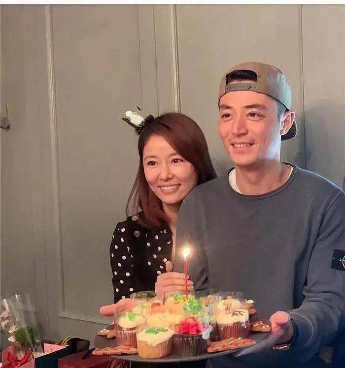林心如携老公为父母庆生,她穿卫衣如少女,霍建华身材发福略显老_经典