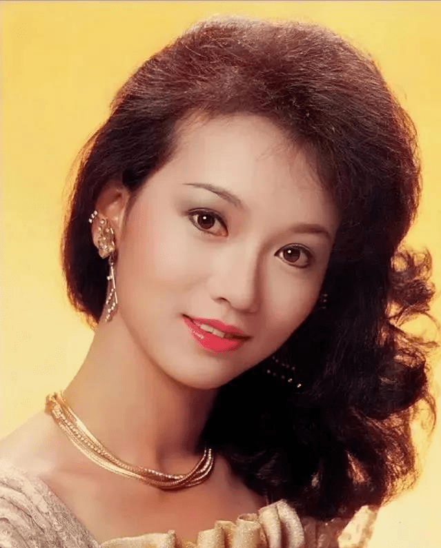 把时钟拨回到1954年,赵雅芝祖籍河南开封,出生在香港一个商人之家