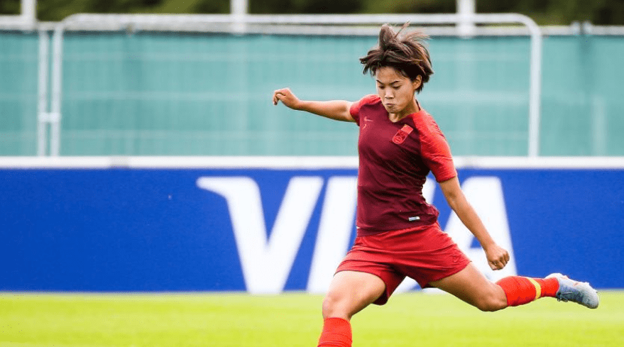 热刺女足为中国球员王霜成功举办了一场盛大的亮相仪式_中国女足_比赛