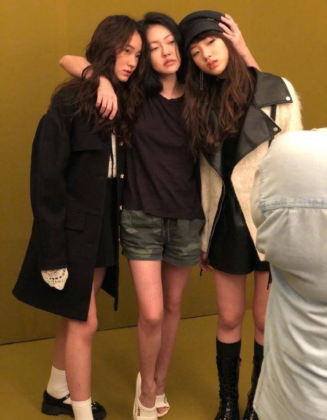 小s与三个女儿杂志封面同框,网友惊呼:高级脸!_指导_许曦文_传统型