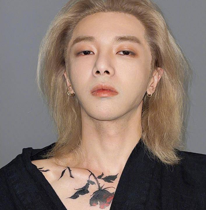 华晨宇又换白发造型了,非常像个纯情大男孩,完全看不出有个孩子