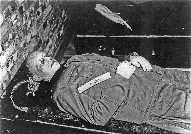 二战最强侩子手:每十分钟绞死一名纳粹战犯,结果五年后触电身亡_约翰