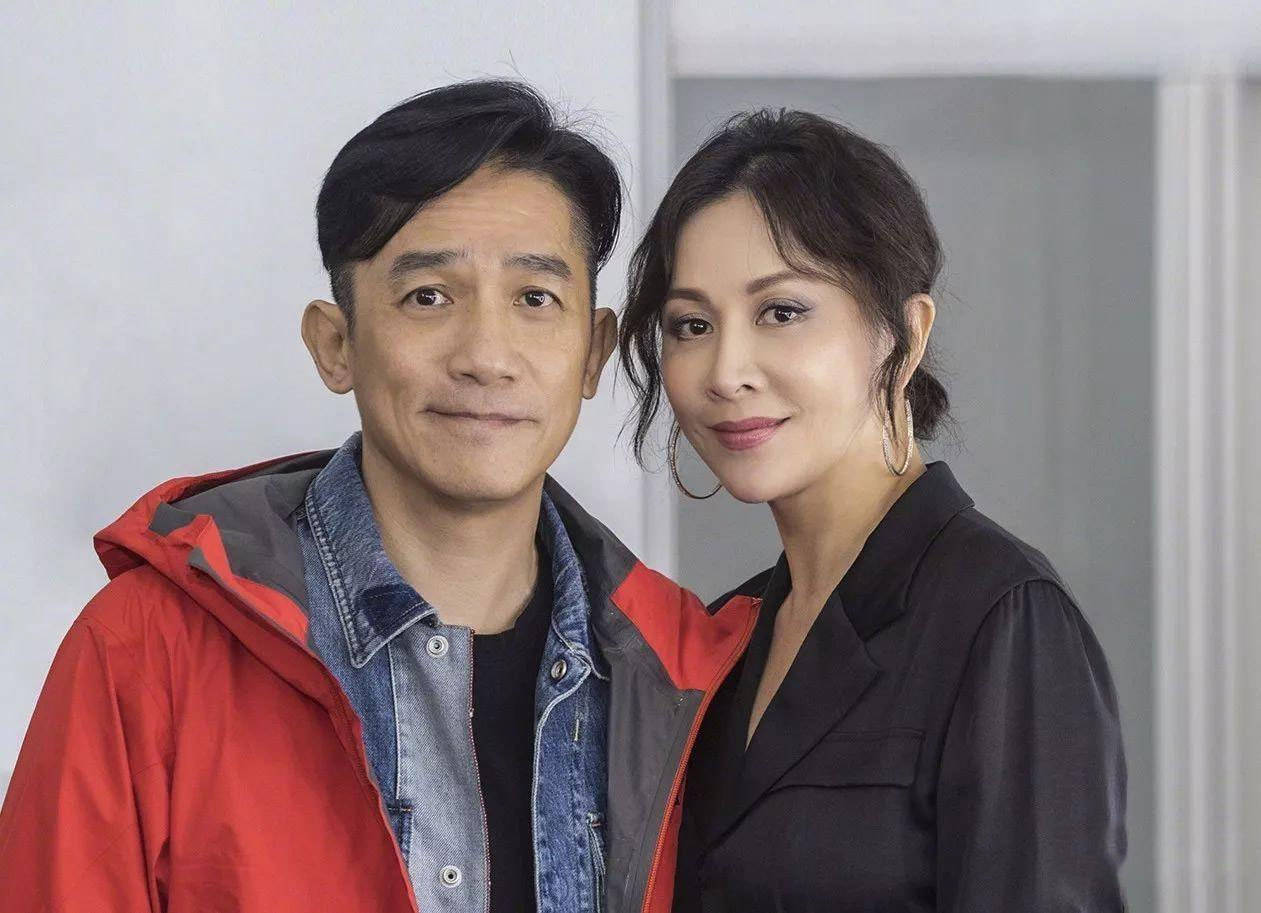 可是他至今不会说日语,梁朝伟很喜欢滑雪,在日本也经常去滑雪场,可他