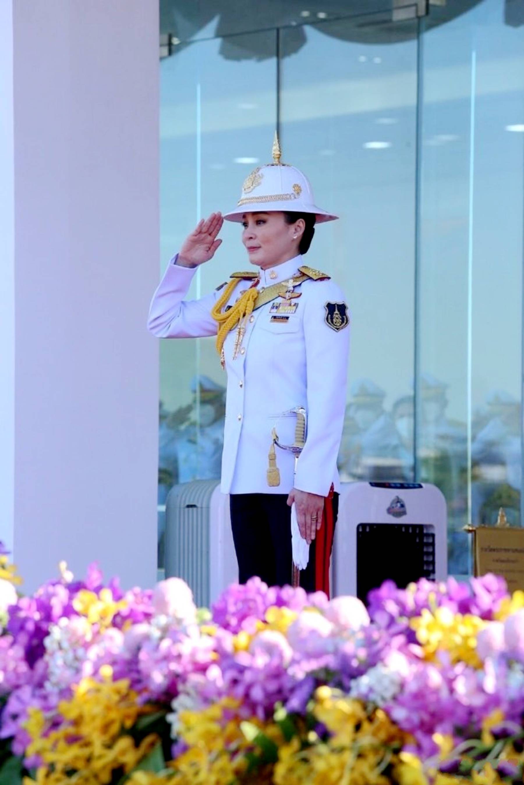 苏提达王后解锁新造型,身穿白色军装,手拿佩剑又美又飒_的苏_英姿飒爽