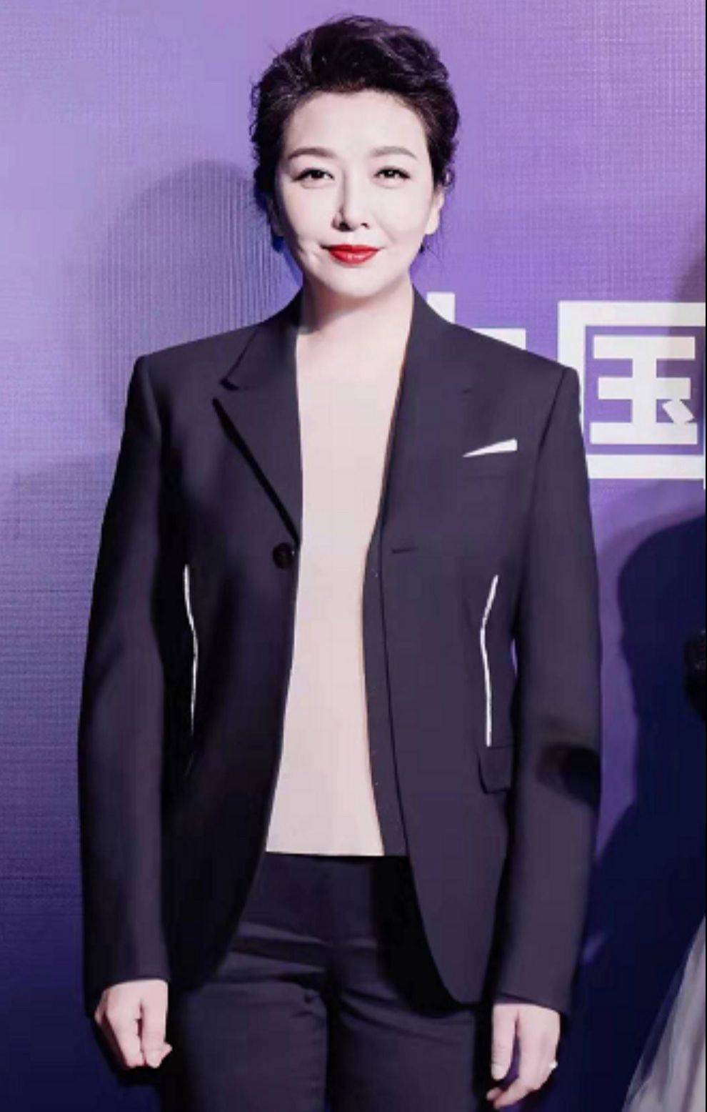 55岁江珊没逃过中年发福,胖成了普通阿姨,我却觉得她更有韵味了_女人