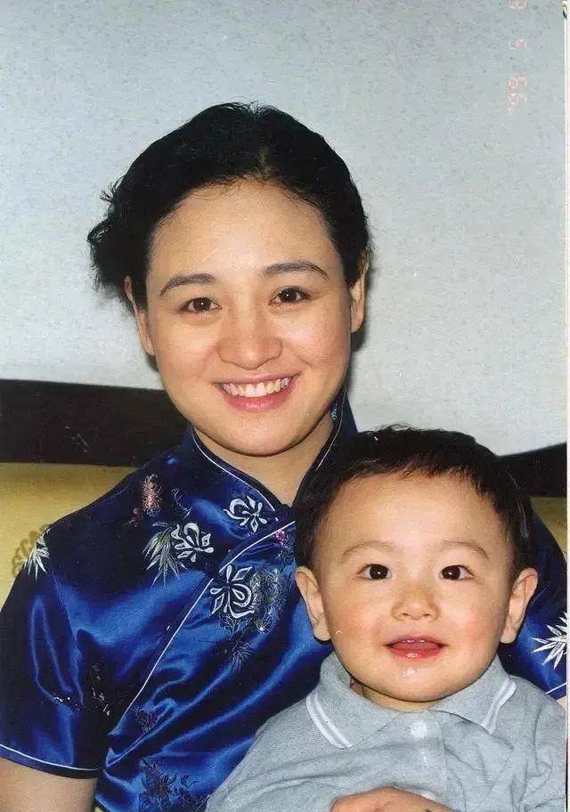伍宇娟:嫁大2岁的教授,婚后生一子,如今咋样了?_手机搜狐网