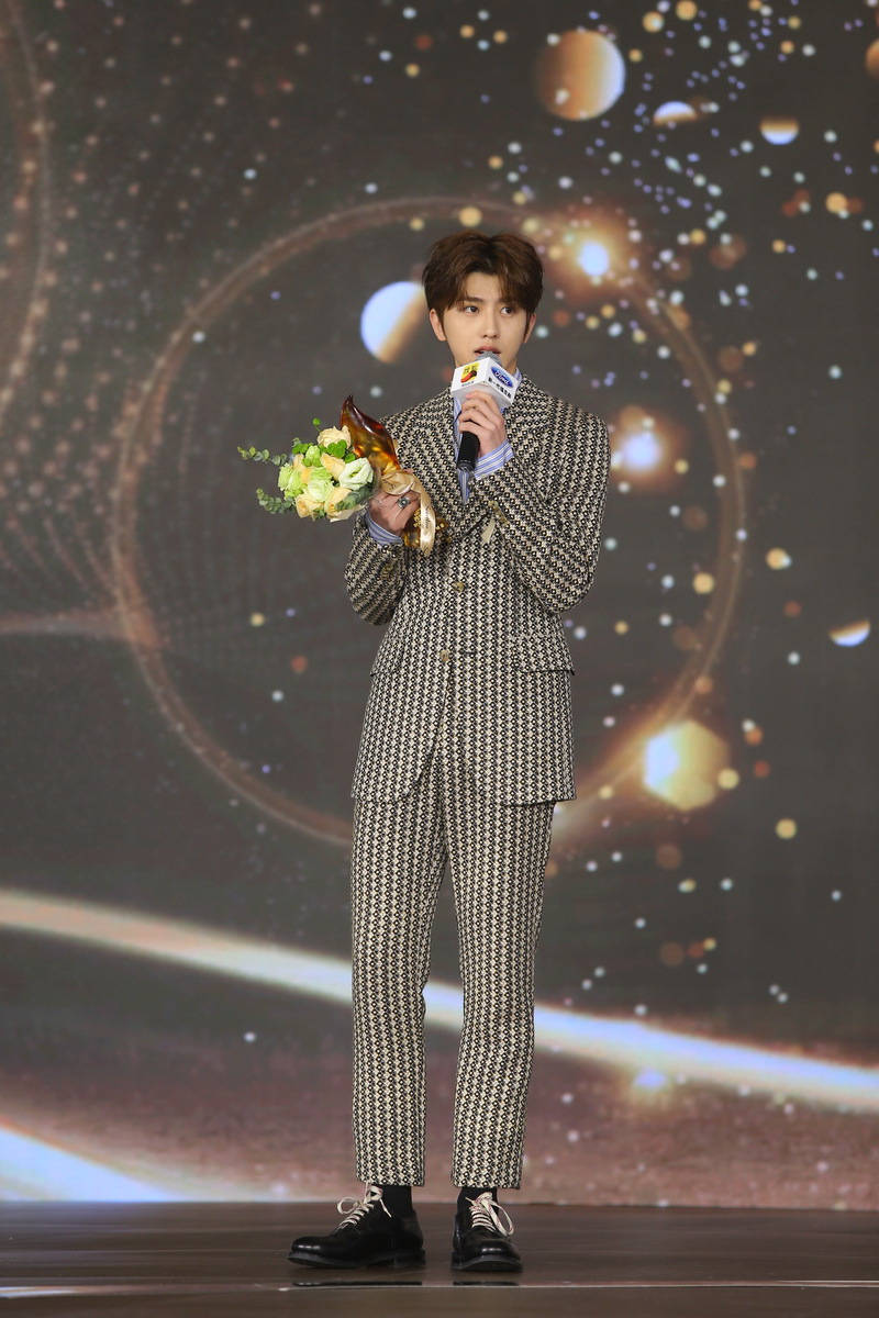 2018年搜狐时尚盛典蔡徐坤斩获"年度人气男明星",身穿印花西装的他